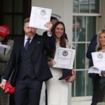 De första Epstein-listorna har publicerats – oberoende journalister får en första titt