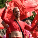 TV-personlighet inför barn: ”Pride är bättre än 17 maj, för då kan man ha på sig nationaldräkt och äta k*k.”