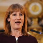 Rachel Reeves planerar ”taxiskatt” när skulderna skjuter i höjden